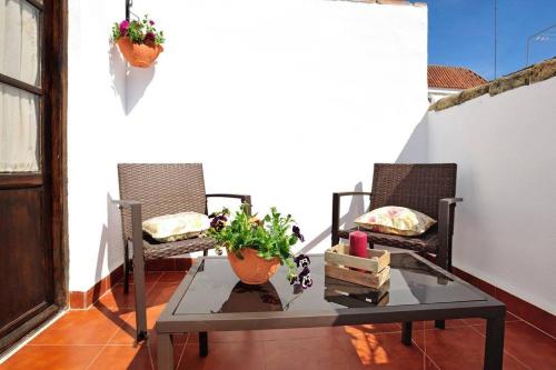 a living room with a table and two chairs at De Patios in Córdoba