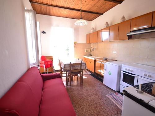 A kitchen or kitchenette at Holiday Home in Rio near Fishing Villages