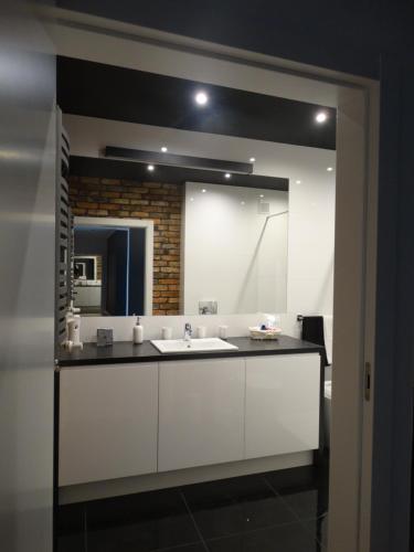 Vonios kambarys apgyvendinimo įstaigoje Black&White Apartment- Wierzbowa 5