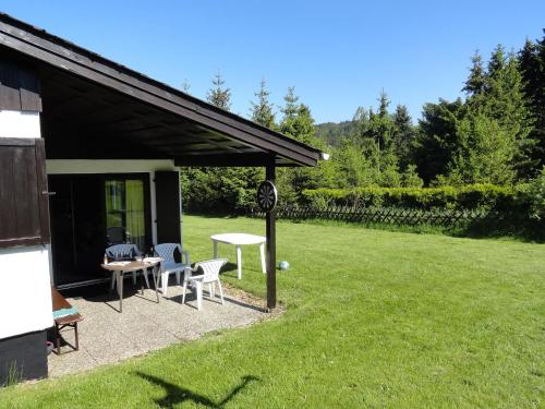 維林根的住宿－Cosy holiday home in Willingen Usseln with terrace，庭院中带桌椅的凉亭