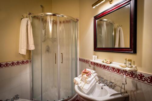 コルトーナにあるPalazzo Petrellaのバスルーム(シャワー、シンク付)