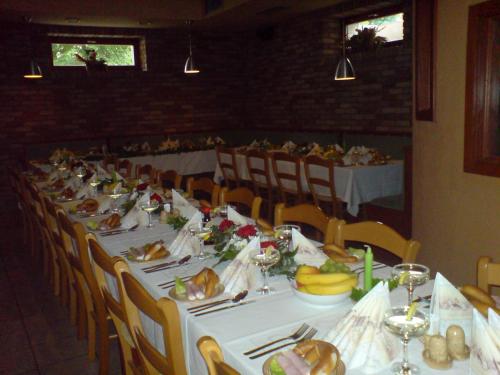 ストジーブロにあるPenzion Restaurace Chanosの長いテーブルに盛り付けられたお皿