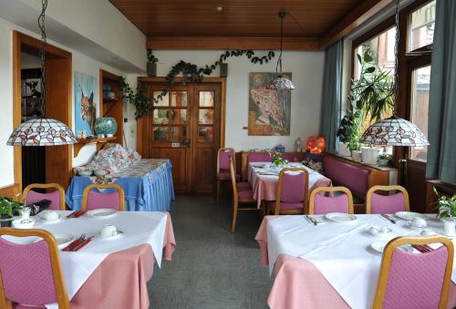 
Ein Restaurant oder anderes Speiselokal in der Unterkunft Hotel Grüner Baum 
