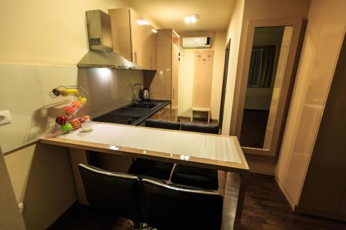 Cuisine ou kitchenette dans l'établissement Atlantic Hotel