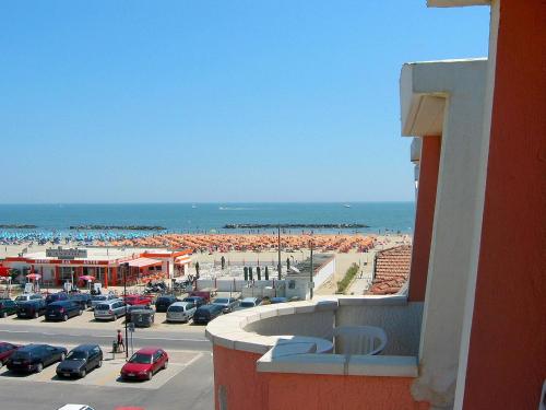 ポルト・ガリバルディにあるBelvilla by OYO Porto Garibaldi Trilo Doriaの駐車場付きの建物からビーチの景色を望めます。