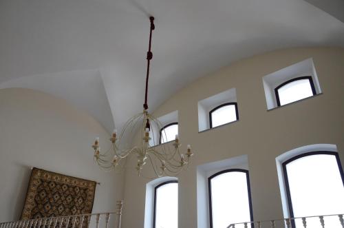 a chandelier in a room with windows at Hotel Rural Casas de Don Adame in El Viso