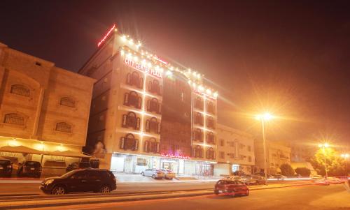 ein Gebäude mit Lichtern in der Nacht in der Unterkunft City Center Plaza Aparthotel in Dschidda