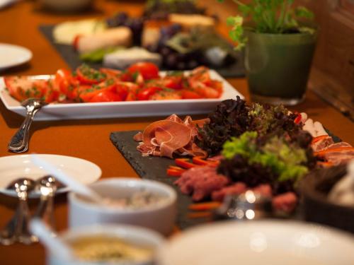 Hotel Barnimer Hof في فاندليتس: طاولة عليها أطباق طعام