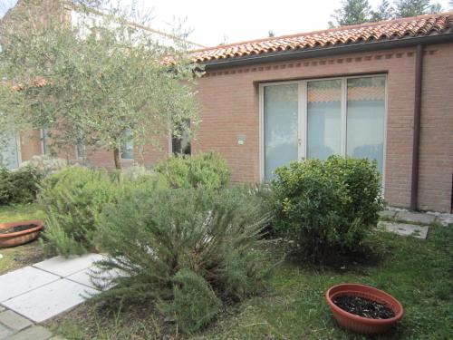 a garden with plants in front of a house at Belvilla by OYO Tipologia trio in Venice