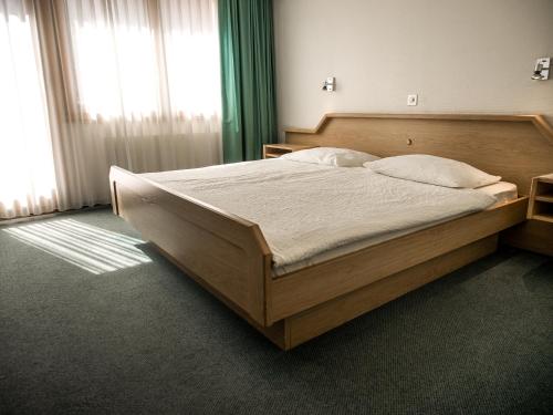 Кровать или кровати в номере Hotel Olympica