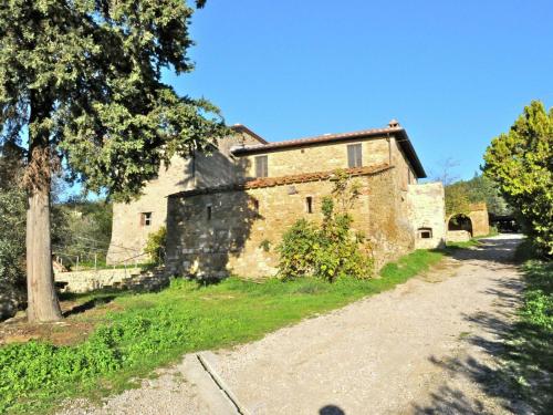 un vieux bâtiment en pierre avec un arbre et un chemin de terre dans l'établissement Belvilla by OYO Nespolo Due, à San Savino