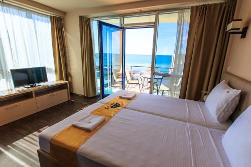 Postel nebo postele na pokoji v ubytování Atlantic Hotel