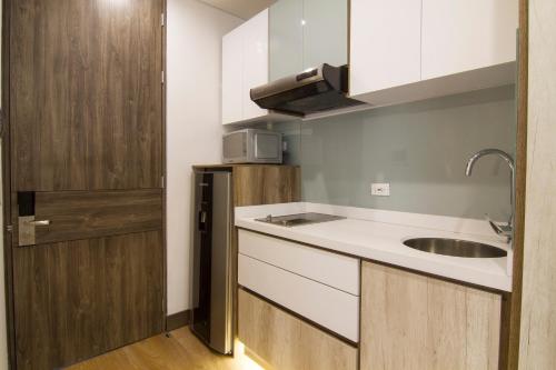 Kuchyň nebo kuchyňský kout v ubytování De Película Hotel