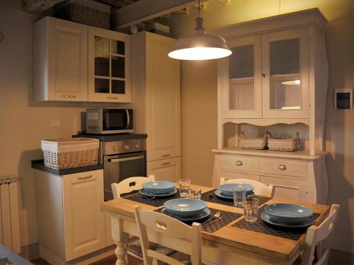 una cocina con una mesa de madera con sillas y un asterisco en Appartamento il Battistero, en Pistoia