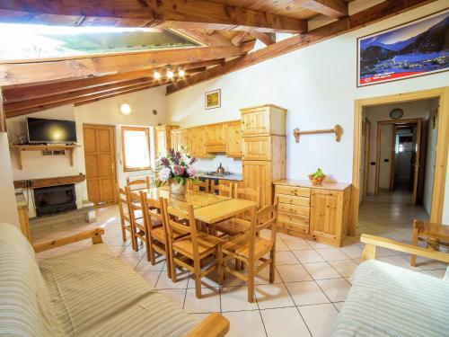 - une cuisine et une salle à manger avec une table et des chaises dans l'établissement Belvilla by OYO Chalet Antey Penta, à Antey-Saint-André