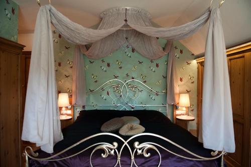 a bedroom with a black bed with a canopy at Romantikhotel Residenz Wachau in Aggsbach Dorf