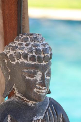 a statue of a man is shown at 0031 Boutique Hotel & Restaurant Cumbuco in Cumbuco