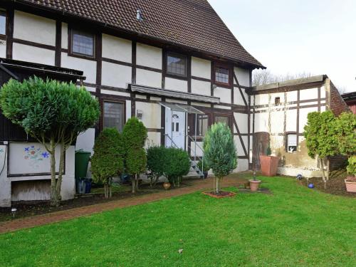 バート・ピルモントにあるWooden Apartment in L wensen Lower Saxony with Terraceの庭木白黒家