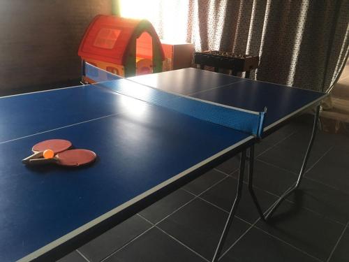 Instalaciones para jugar al ping pong en Punta del Este Arenas Hotel o alrededores