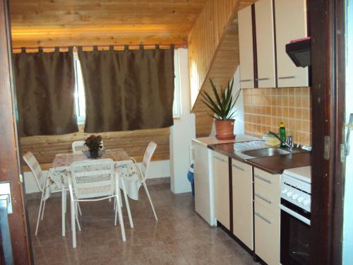Apartments Petar في بلاتشي: مطبخ مع طاولة وكراسي في غرفة