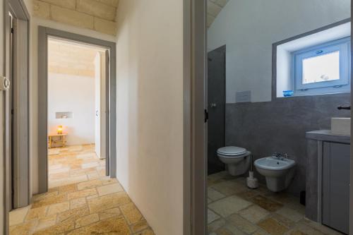 カロヴィーニョにあるVilla Cristina by Raro Villasのバスルーム(トイレ、洗面台付)