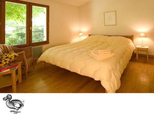 1 dormitorio con 1 cama, 1 silla y 1 mesa en Gites du Domaine Maison DoDo en Lamonzie-Saint-Martin