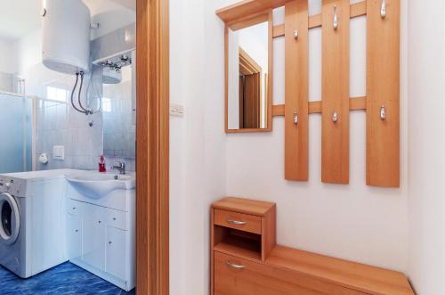 W łazience znajduje się pralka i umywalka. w obiekcie Apartments Andrej w mieście Zadar