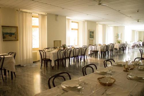 une salle avec tables et chaises et nappes blanches dans l'établissement Hotel Imperiale & Spa, à Fiuggi