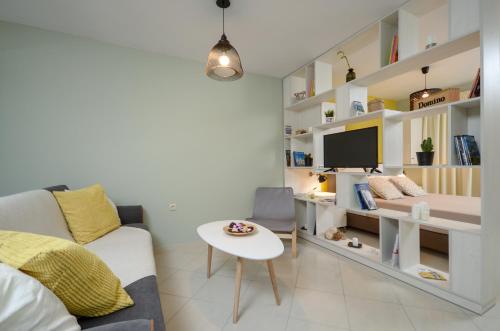 un soggiorno con un divano e un tavolo di Casa D'Irene Apartments in Athens ad Atene