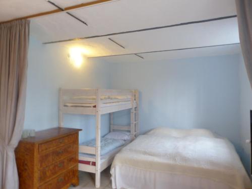 niewielka sypialnia z łóżkiem piętrowym i komodą w obiekcie Kristiansminde Farm Holiday w mieście Tistrup