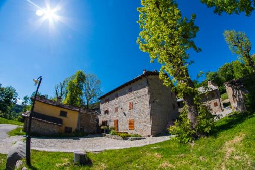 an old stone building with the sun in the sky at Il Borgo Dei Celti in Fiumalbo