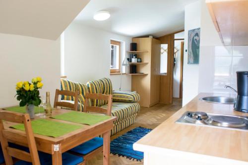 克拉尼斯卡戈拉A Million Dollar View的配有桌子和沙发的厨房和客厅