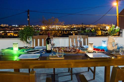 - une table à manger avec des verres à vin et une vue sur la ville dans l'établissement Villa with a heated Pool near Split with Magnificent View, à Solin