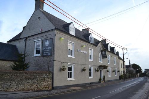 un bâtiment situé sur le côté d'une rue dans l'établissement The Kings Arms, à Didmarton