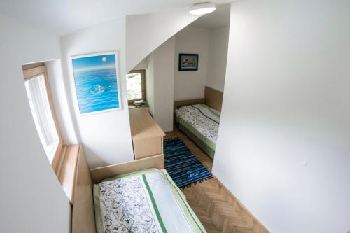 Cette petite chambre comprend un lit et une boîte. dans l'établissement A Million Dollar View, à Kranjska Gora