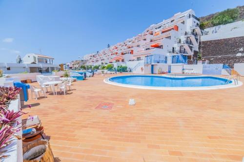 duży basen w środku budynku w obiekcie colina apartment w mieście Los Cristianos