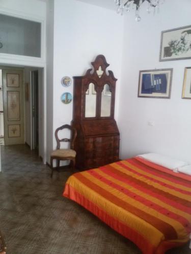 a bedroom with a bed and a chair in a room at Ca' de Capun in Manarola