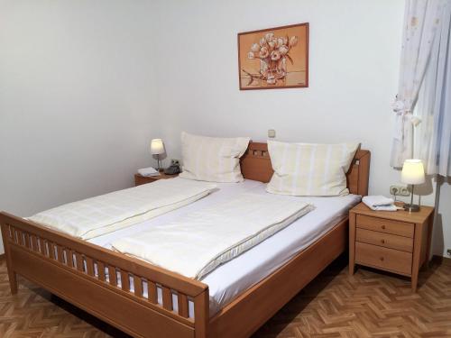 een slaapkamer met een groot bed met witte lakens en kussens bij Ferienwohnung Sonneck in Bullay