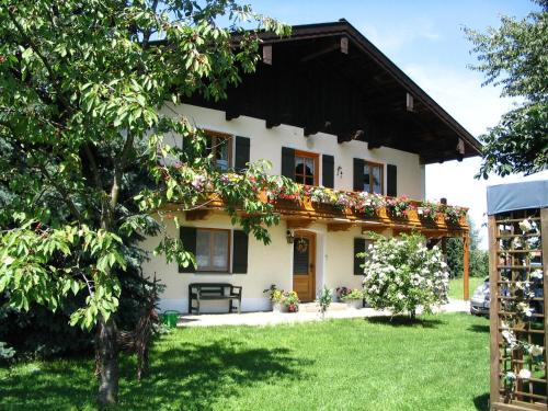 une maison avec des fleurs sur le toit dans l'établissement A very spacious 4 person holiday home near the Chiemsee, à Übersee