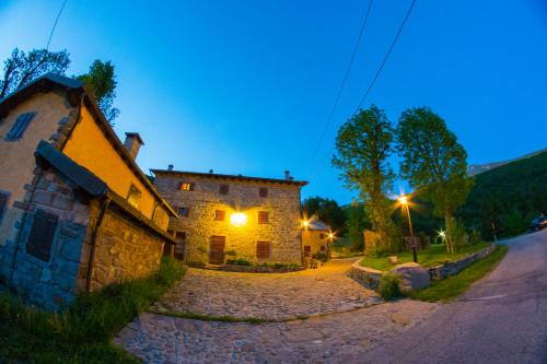 an old stone building on a street at night at Il Borgo Dei Celti in Fiumalbo