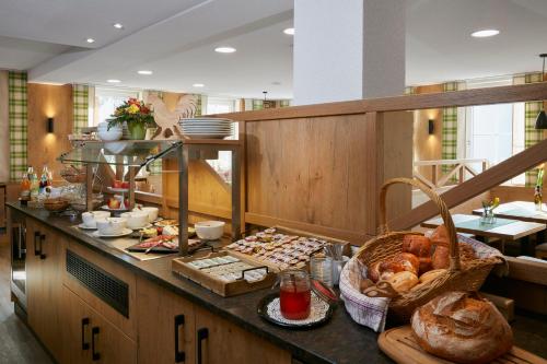 una cucina con bancone fornito di pane e altri prodotti alimentari di Hotel Gasthof Sonne a Fridingen an der Donau