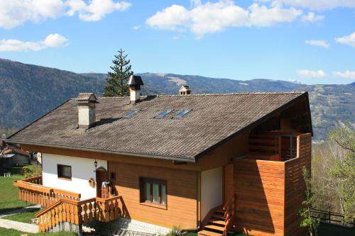 a log cabin with mountains in the background at Albergo Diffuso Faller in Faller