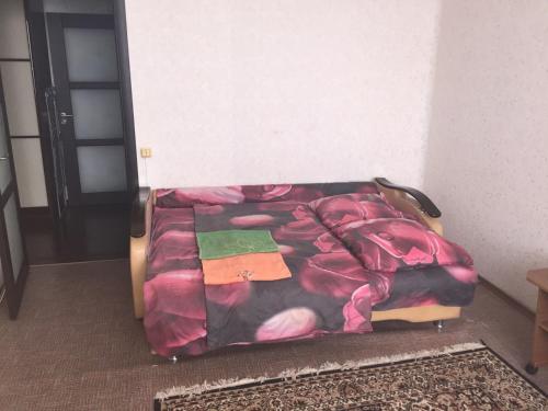En eller flere senge i et værelse på Apartment on Tereshkovoy 10/7