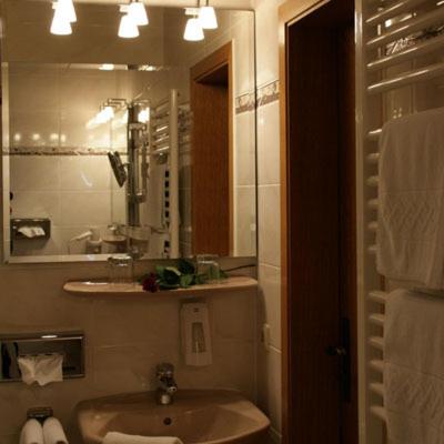 a bathroom with a sink and a mirror at Bengel's Hotel zur Krone in Mülheim-Kärlich