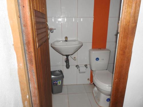 a small bathroom with a toilet and a sink at Posada Turistica Dantayaco in Mocoa