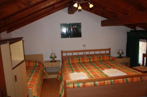 a bedroom with two beds and two lamps at Albergo Diffuso Faller in Faller