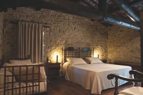 Tempat tidur dalam kamar di Castello Di Monterone