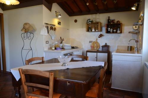 a kitchen and dining room with a table and chairs at Il Borghetto di Carra in Talla