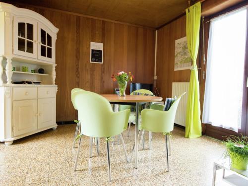 comedor con mesa y sillas en Pleasant Holiday Home in Froidchapelle with Garden en Cerfontaine