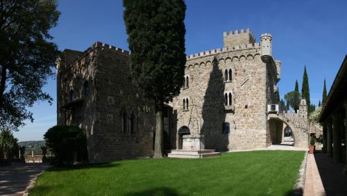 an old castle with a green lawn in front of it at Castello Di Monterone in Perugia
